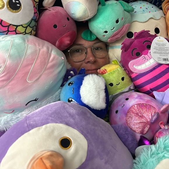 Welcome to Second Chance Alley! I know you will enjoy my fun and funky closet. - Picture 14 of 16